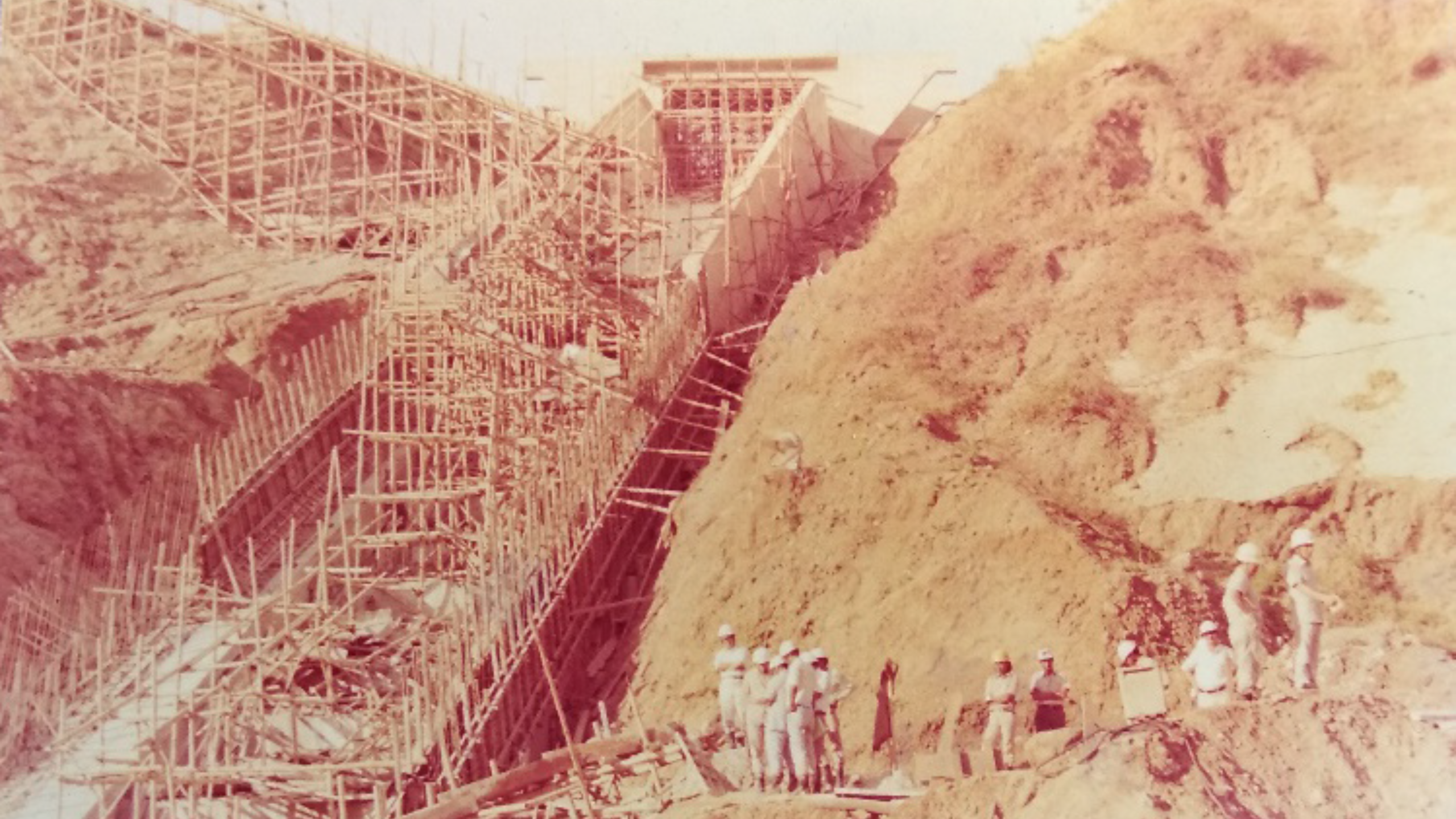 Foto historis pembangunan bangunan pelimpah Bendungan Lahor pada era 1970-an