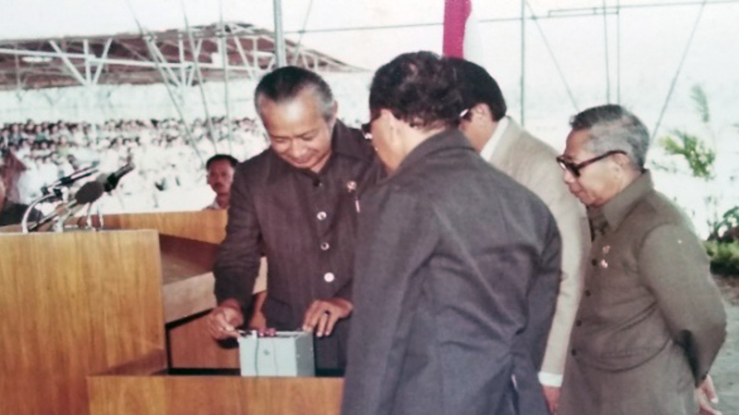 Penandatanganan prasasti peresmian proyek Bendungan Lahor pada November 1977.