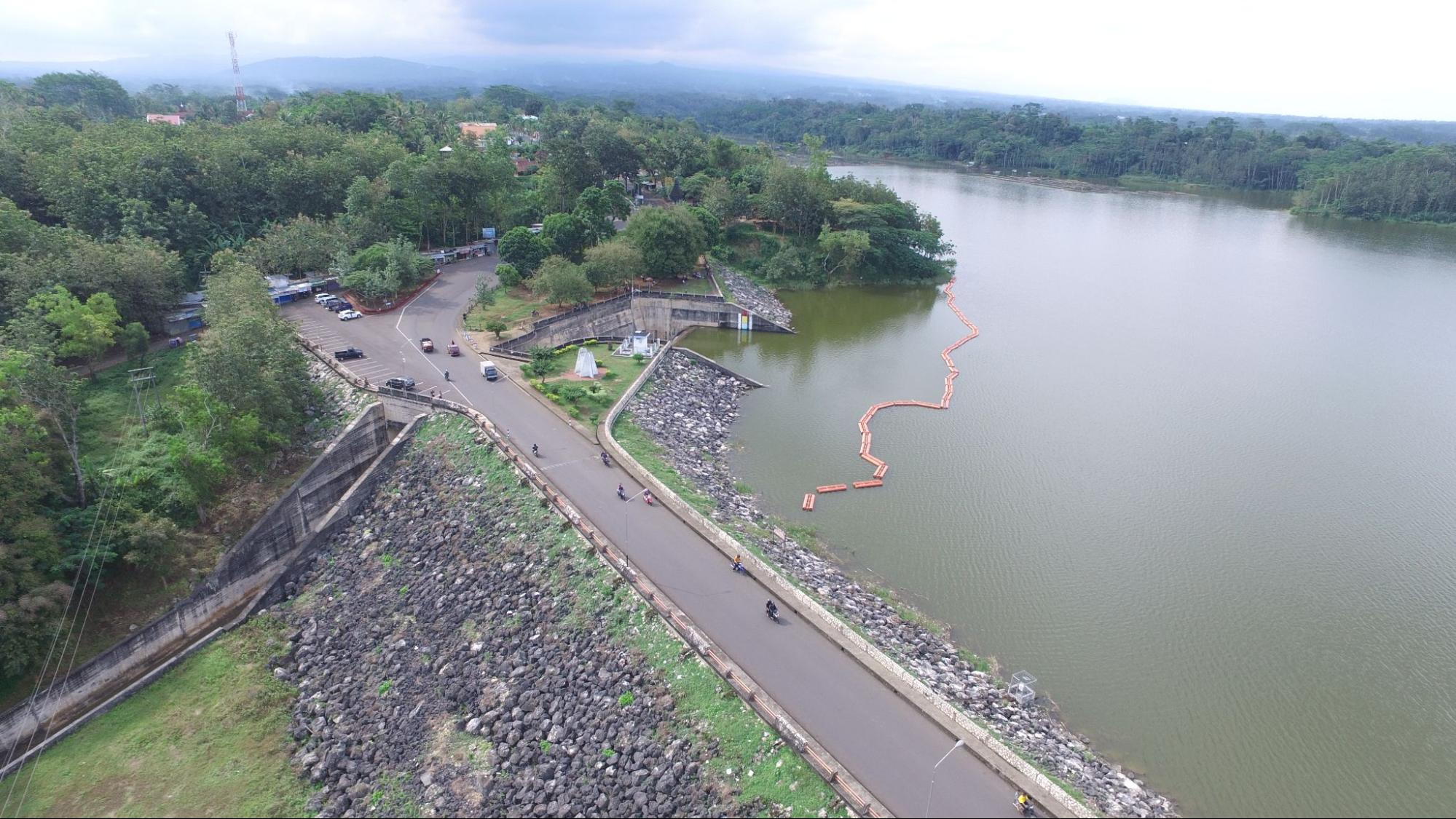 Foto udara Bendungan Lahor di Kabupaten Malang dengan waduk dan kawasan puncak bendungan.